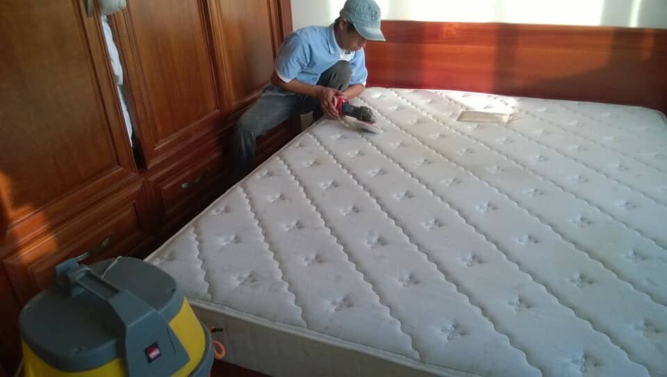 Lưu ý khi giặt đệm cao su 14 Không sử dụng máy móc để chà mạnh lên bề mặt đệm sẽ gây bong tróc.